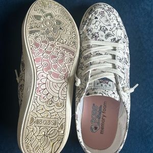 Women’s BOBS Be Cute medium slip on sneaker cat design.